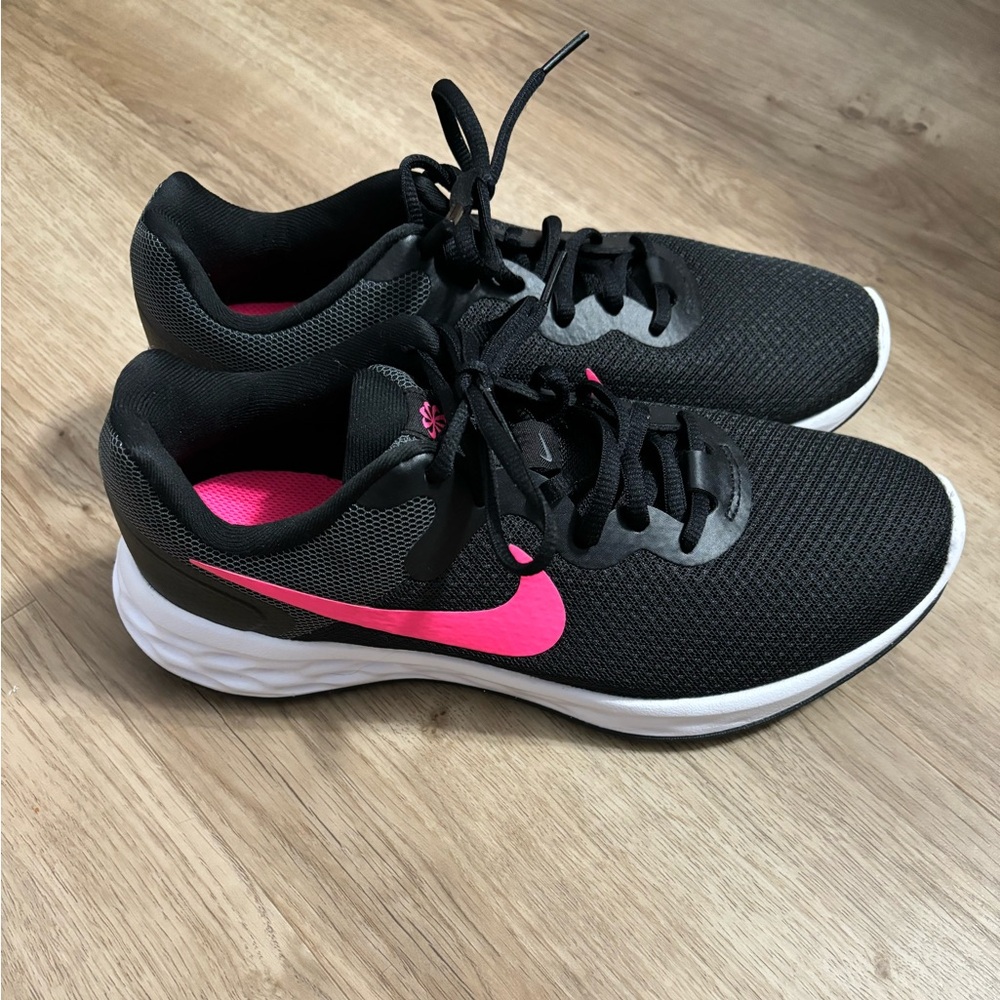 NWOT Nike running sneakers. Size 8 in women’s